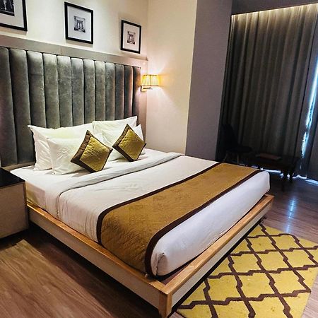 Hotel Sakura Gold Гургаон Экстерьер фото