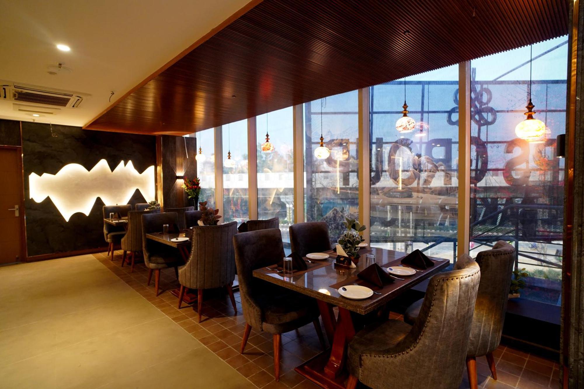 Hotel Sakura Gold Гургаон Экстерьер фото