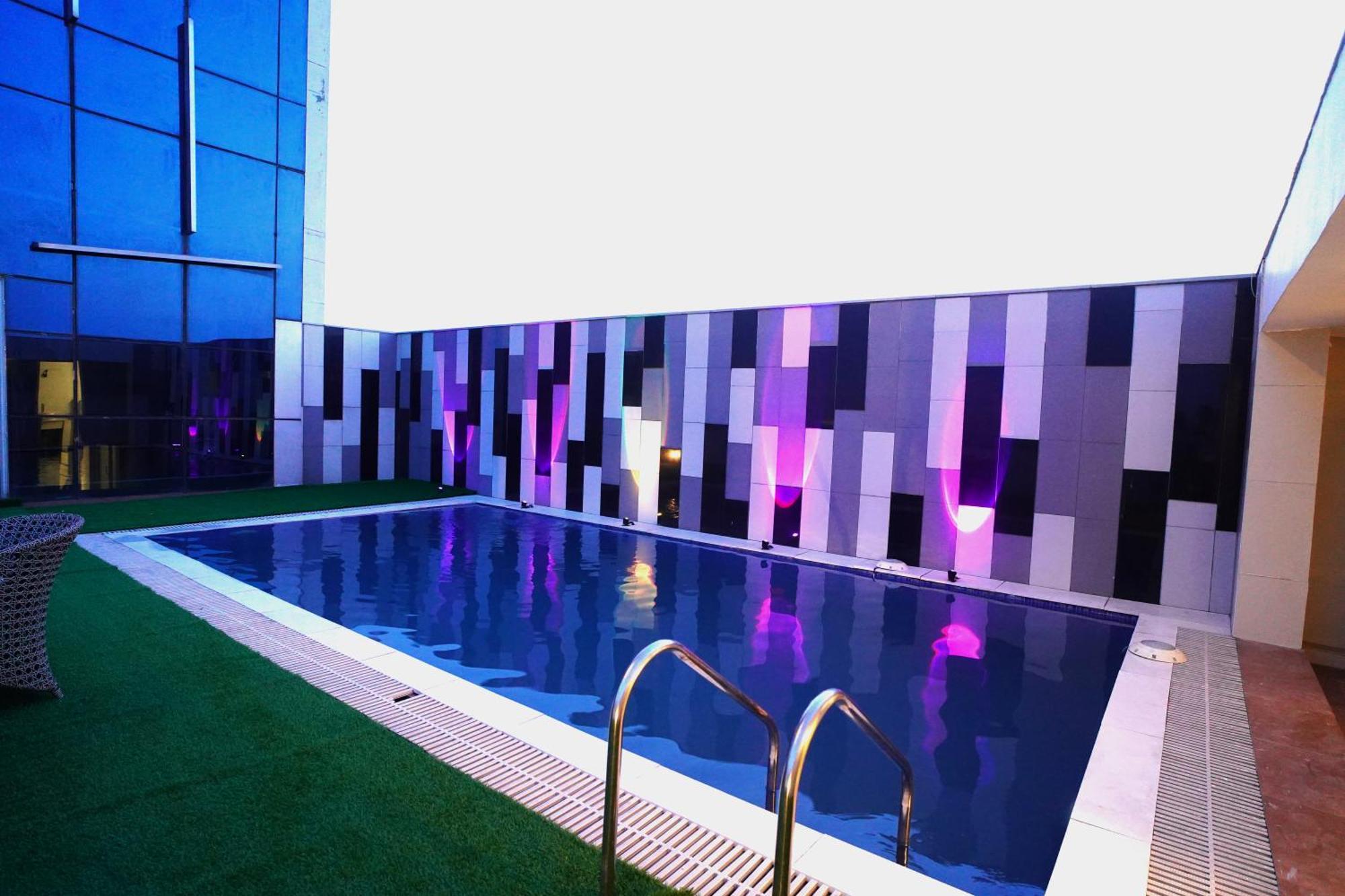 Hotel Sakura Gold Гургаон Экстерьер фото