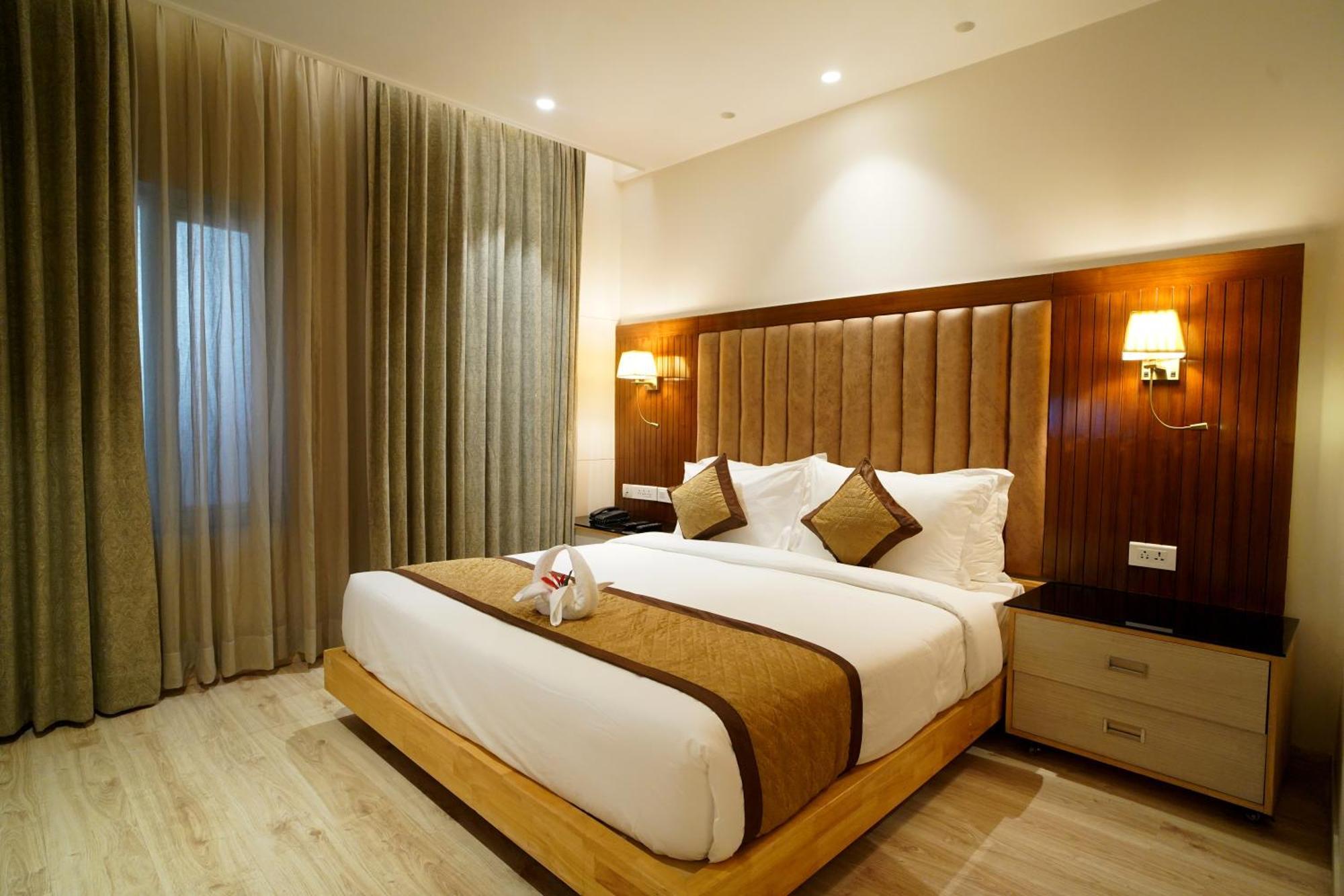 Hotel Sakura Gold Гургаон Экстерьер фото