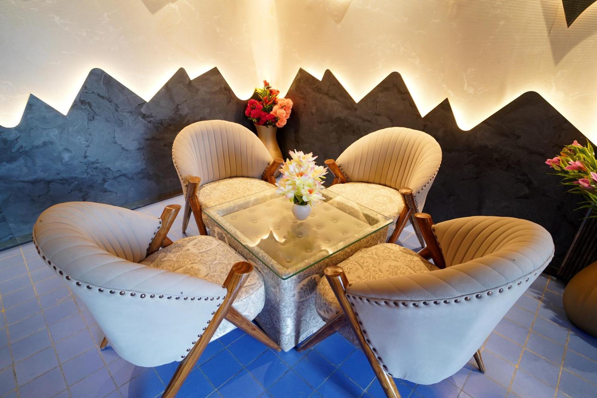 Hotel Sakura Gold Гургаон Экстерьер фото