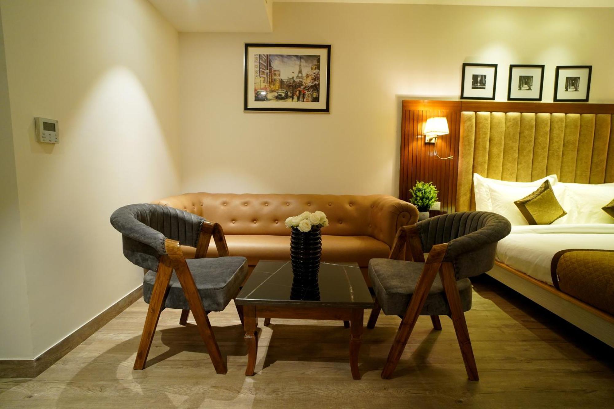 Hotel Sakura Gold Гургаон Экстерьер фото