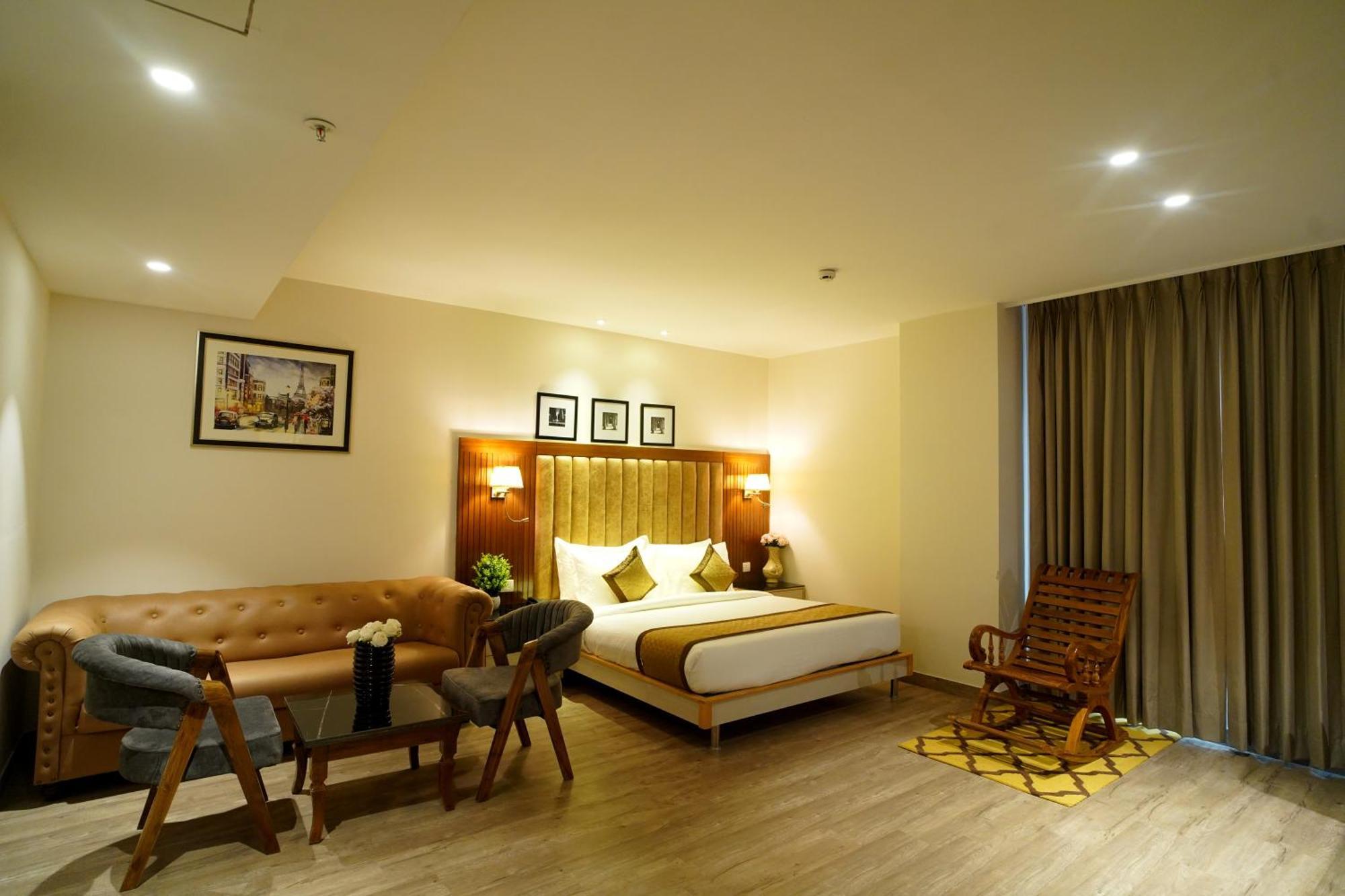 Hotel Sakura Gold Гургаон Экстерьер фото