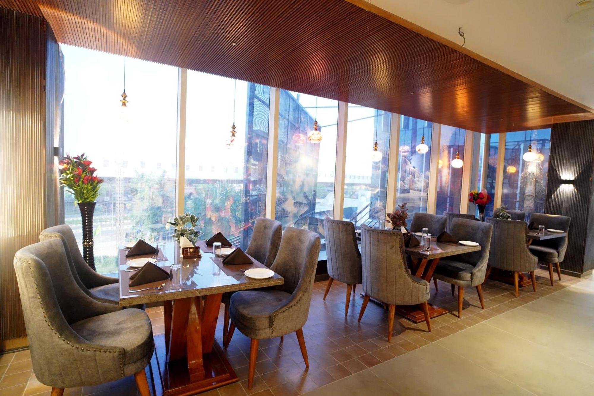 Hotel Sakura Gold Гургаон Экстерьер фото