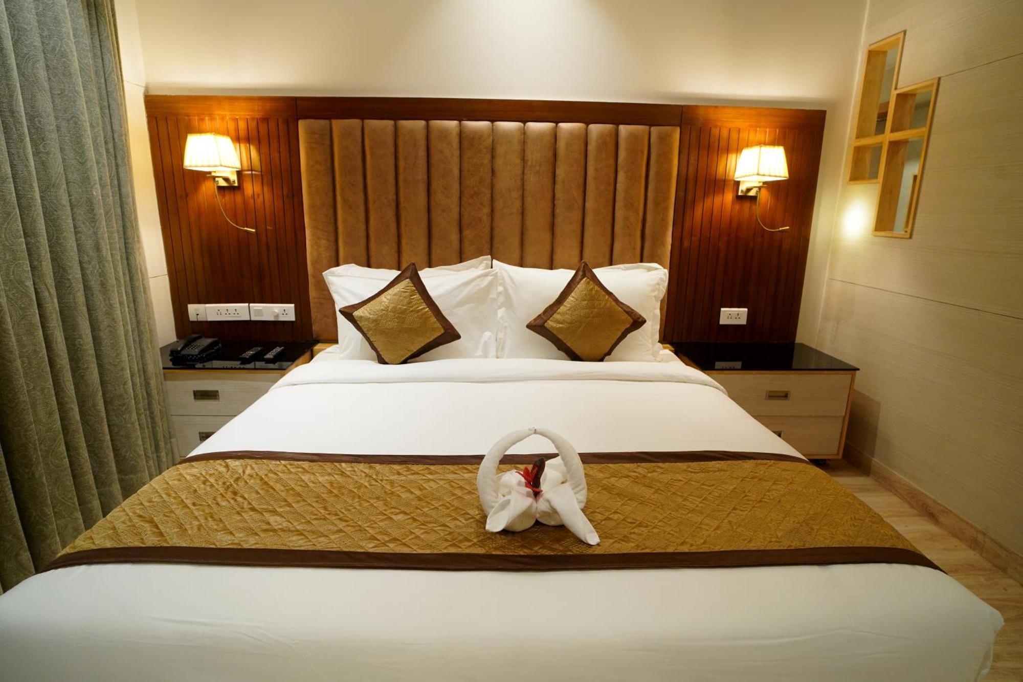 Hotel Sakura Gold Гургаон Экстерьер фото