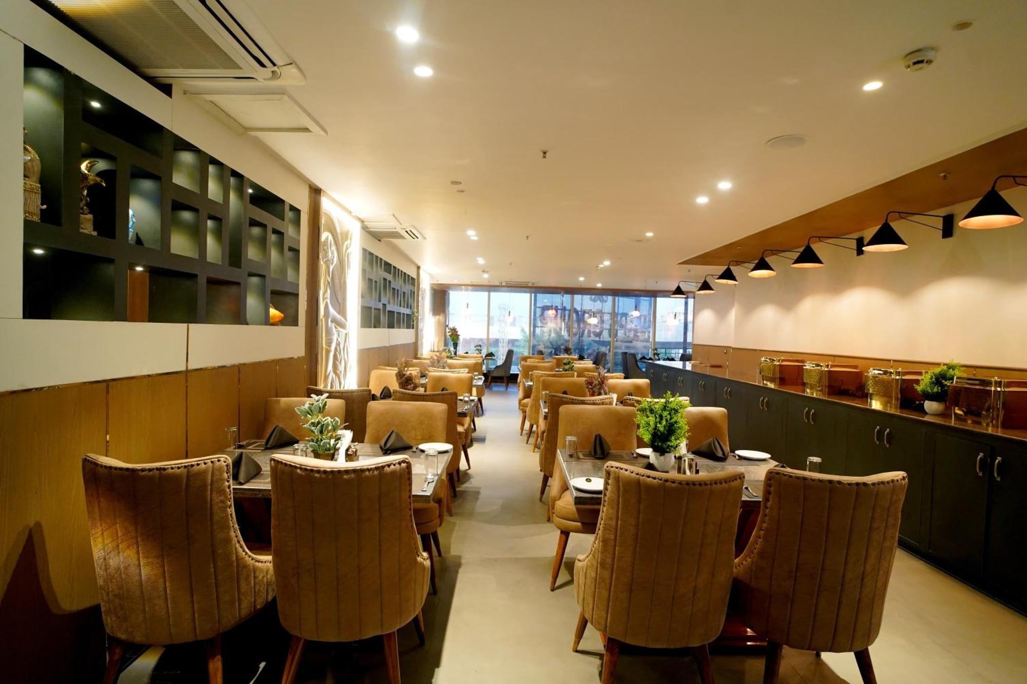 Hotel Sakura Gold Гургаон Экстерьер фото