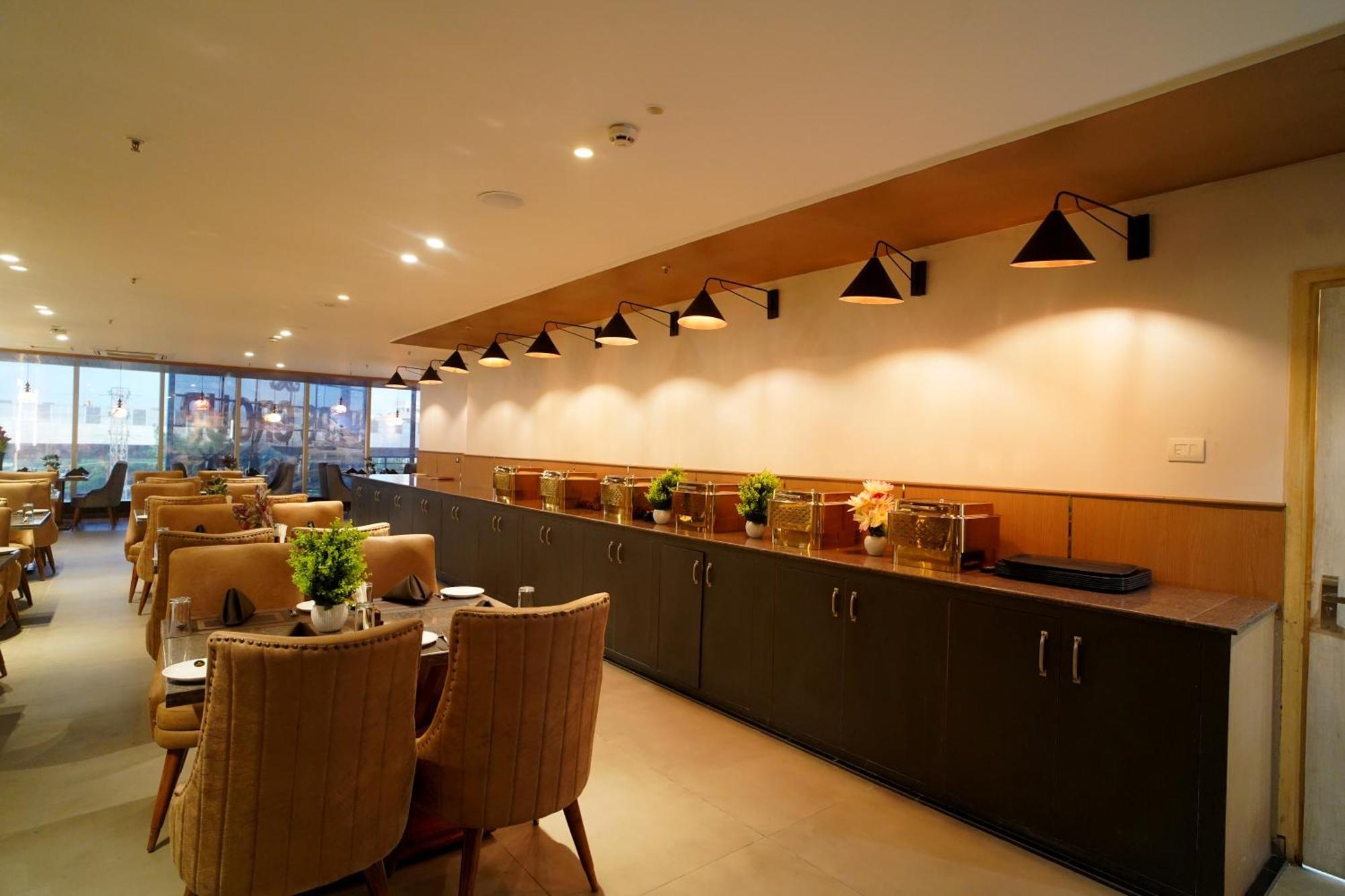 Hotel Sakura Gold Гургаон Экстерьер фото
