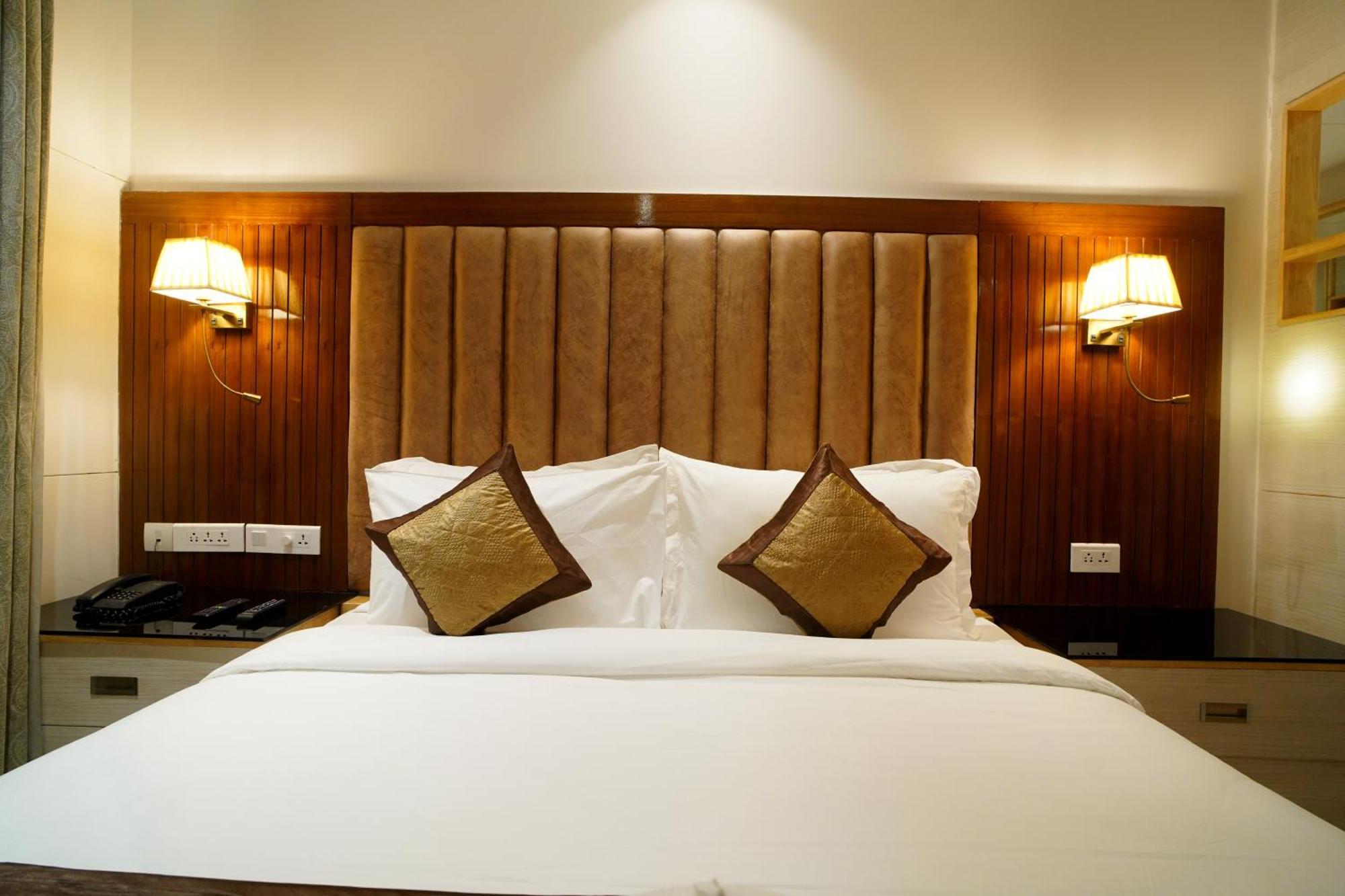 Hotel Sakura Gold Гургаон Экстерьер фото