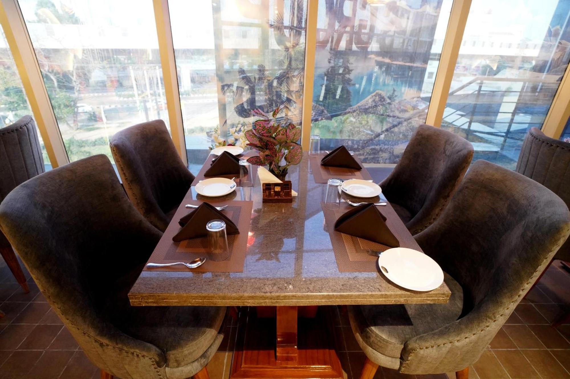 Hotel Sakura Gold Гургаон Экстерьер фото