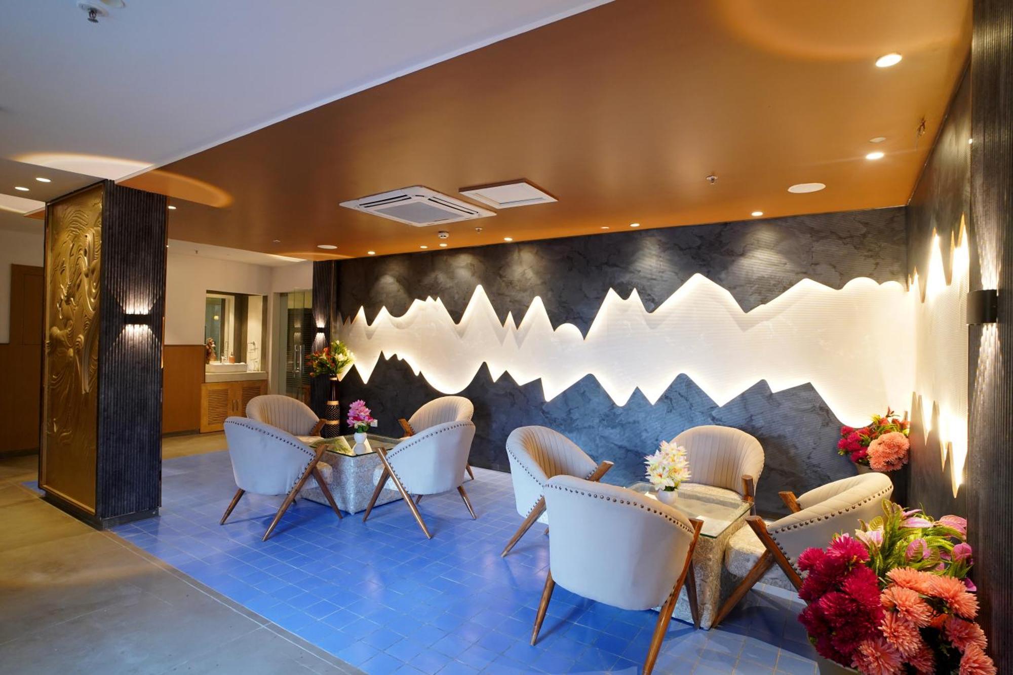 Hotel Sakura Gold Гургаон Экстерьер фото
