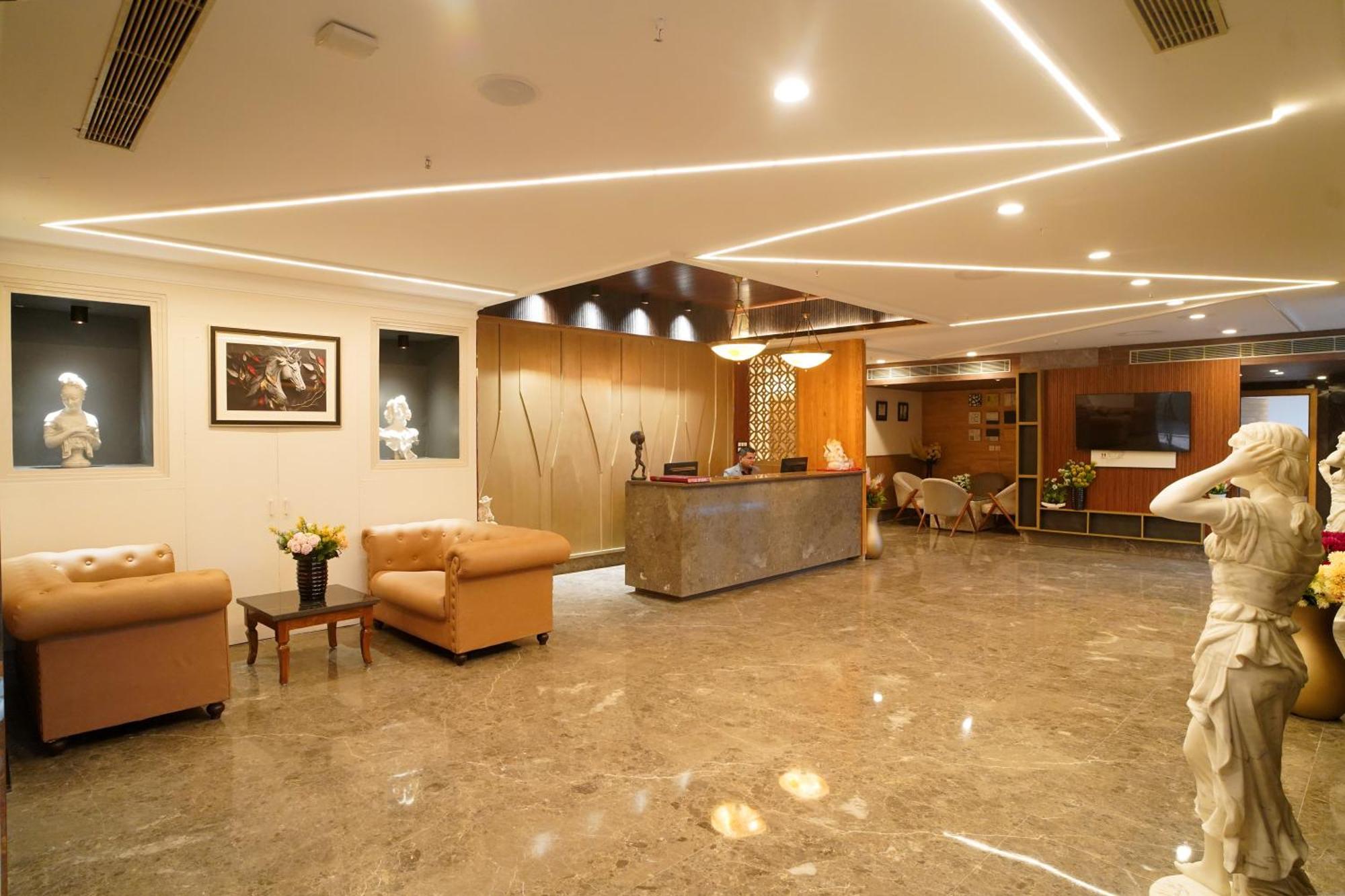 Hotel Sakura Gold Гургаон Экстерьер фото