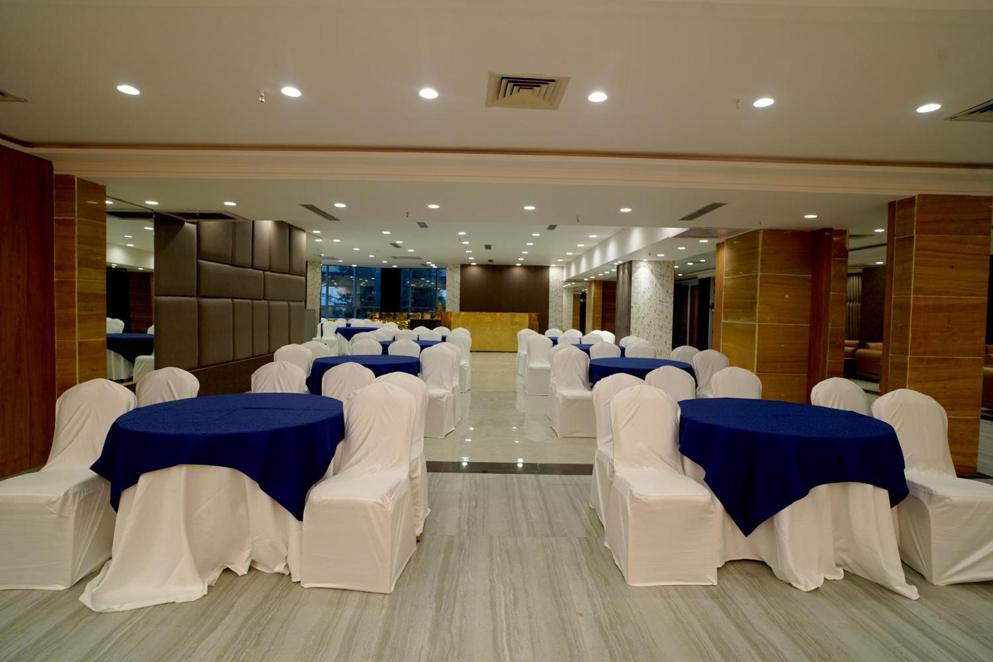 Hotel Sakura Gold Гургаон Экстерьер фото