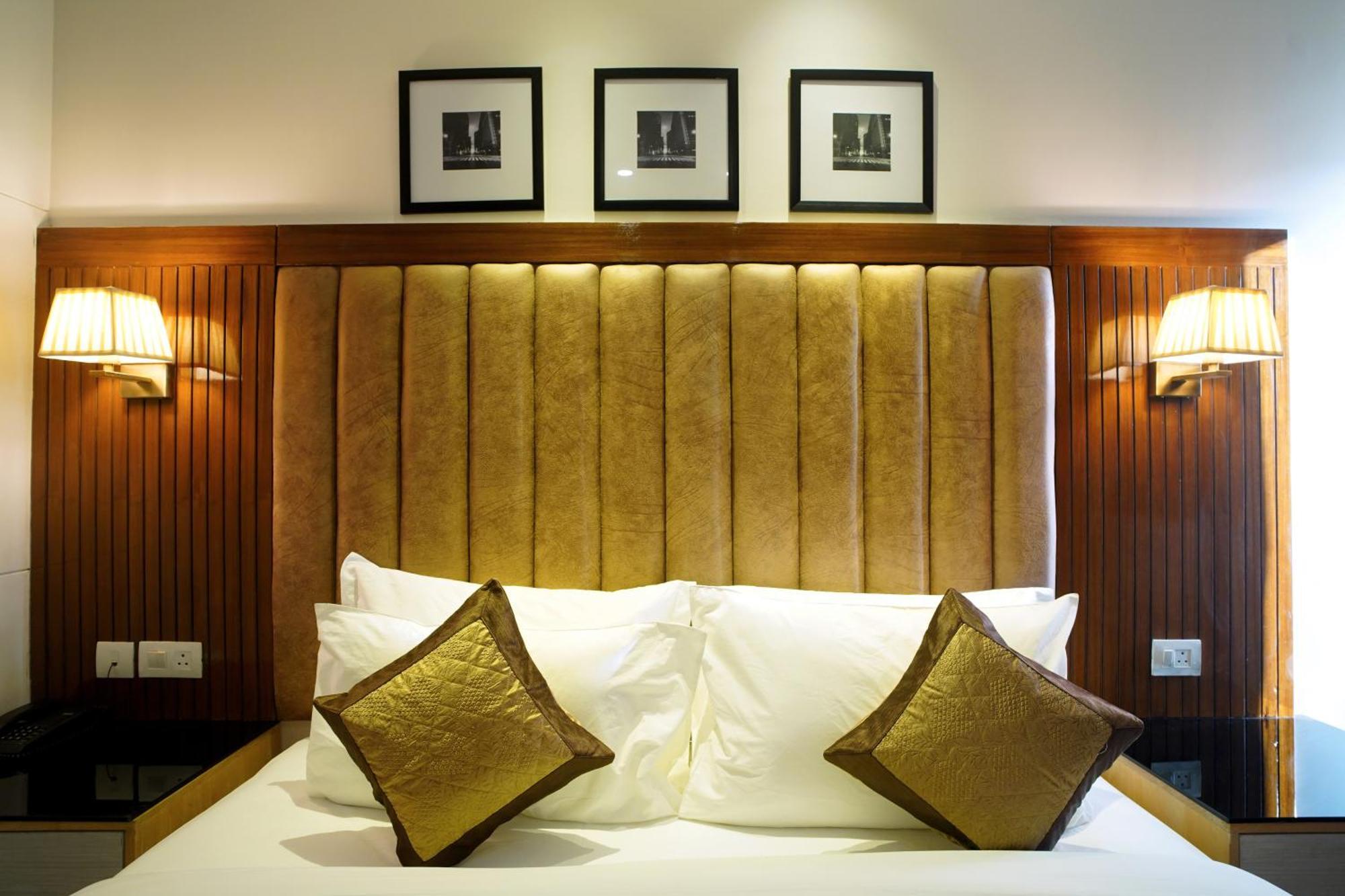 Hotel Sakura Gold Гургаон Экстерьер фото