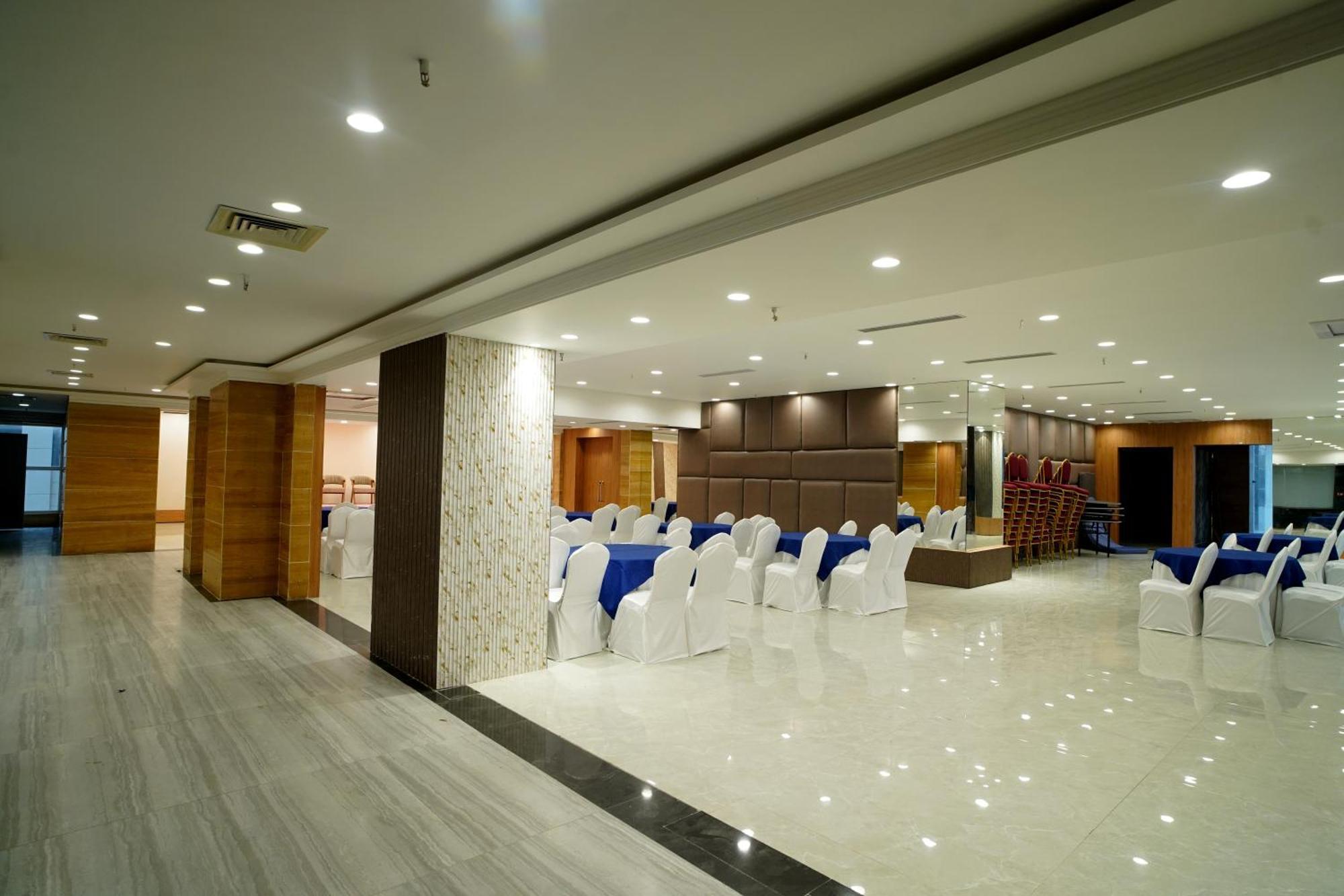 Hotel Sakura Gold Гургаон Экстерьер фото