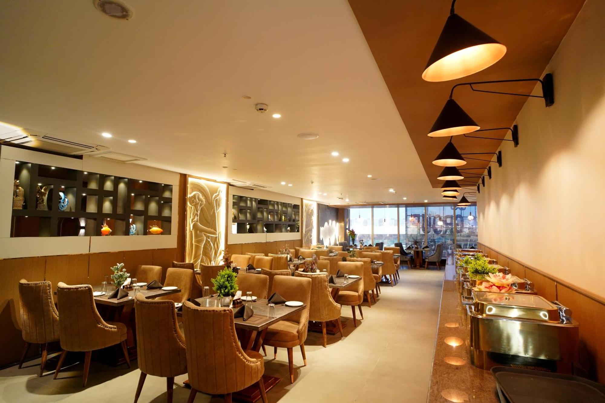 Hotel Sakura Gold Гургаон Экстерьер фото