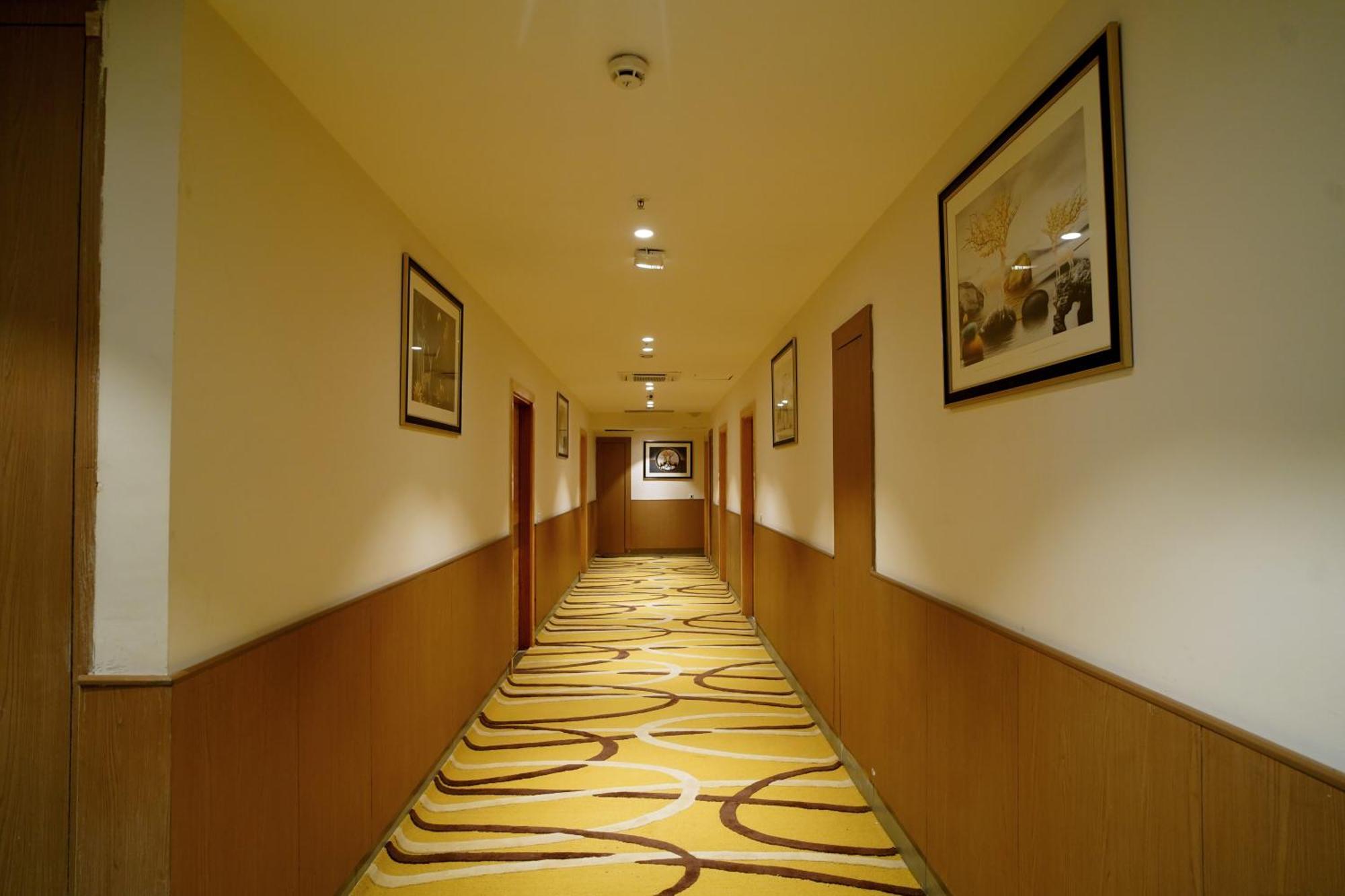Hotel Sakura Gold Гургаон Экстерьер фото