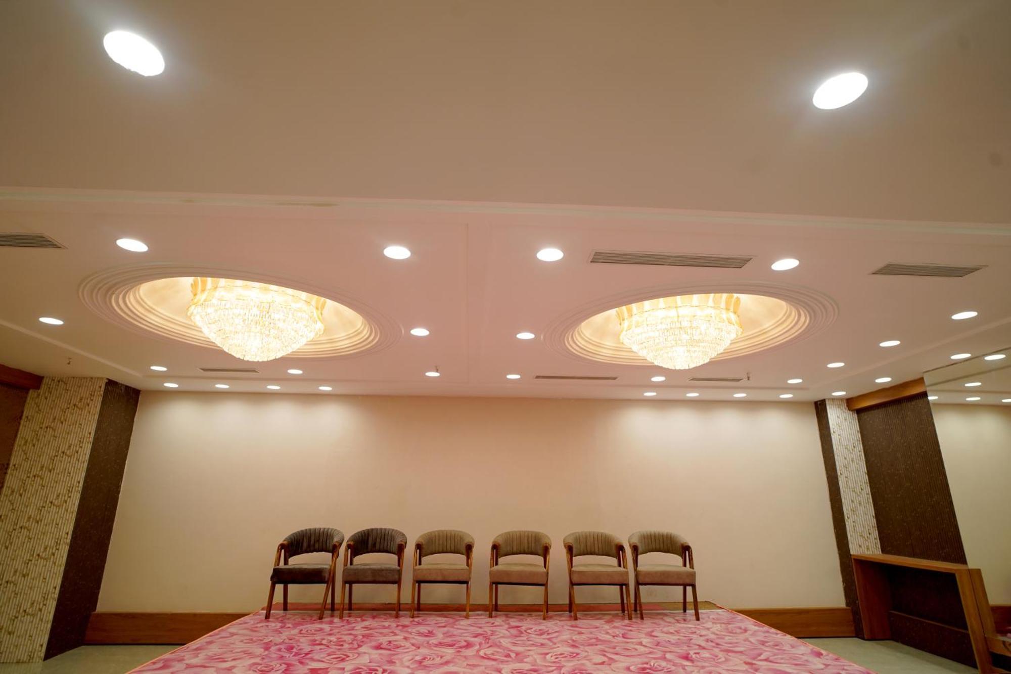 Hotel Sakura Gold Гургаон Экстерьер фото
