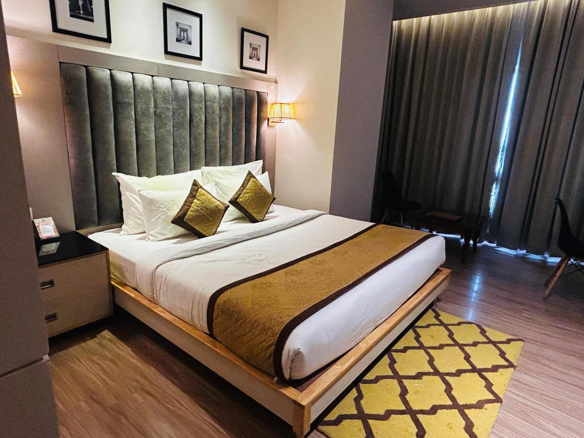 Hotel Sakura Gold Гургаон Экстерьер фото