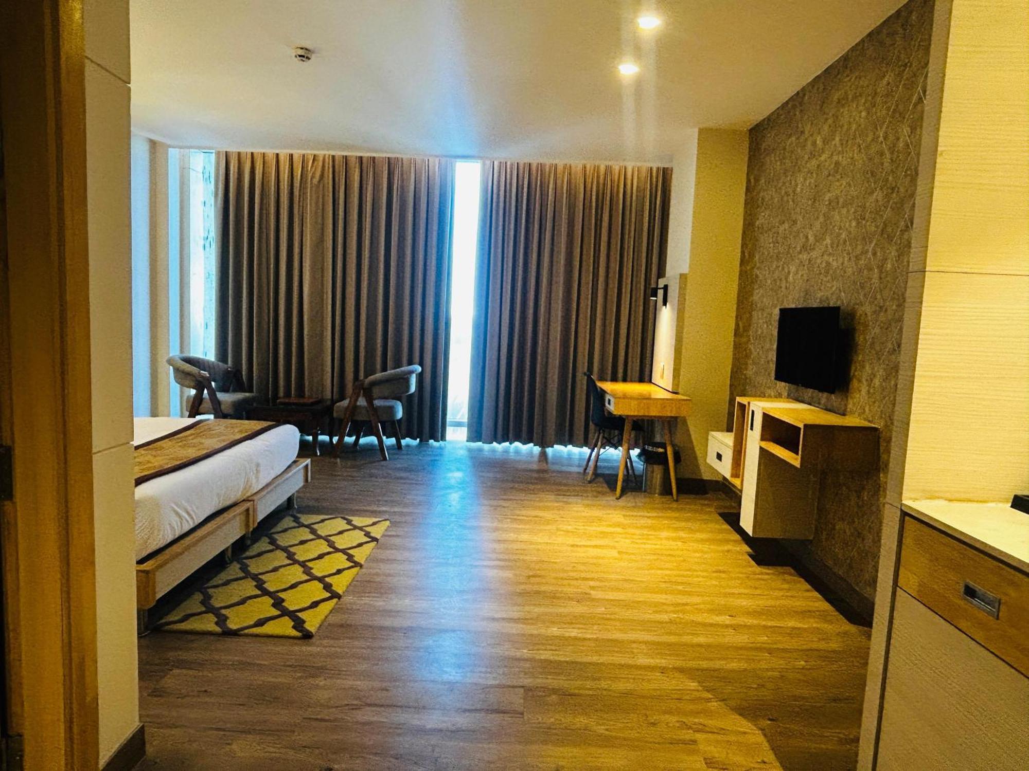 Hotel Sakura Gold Гургаон Экстерьер фото