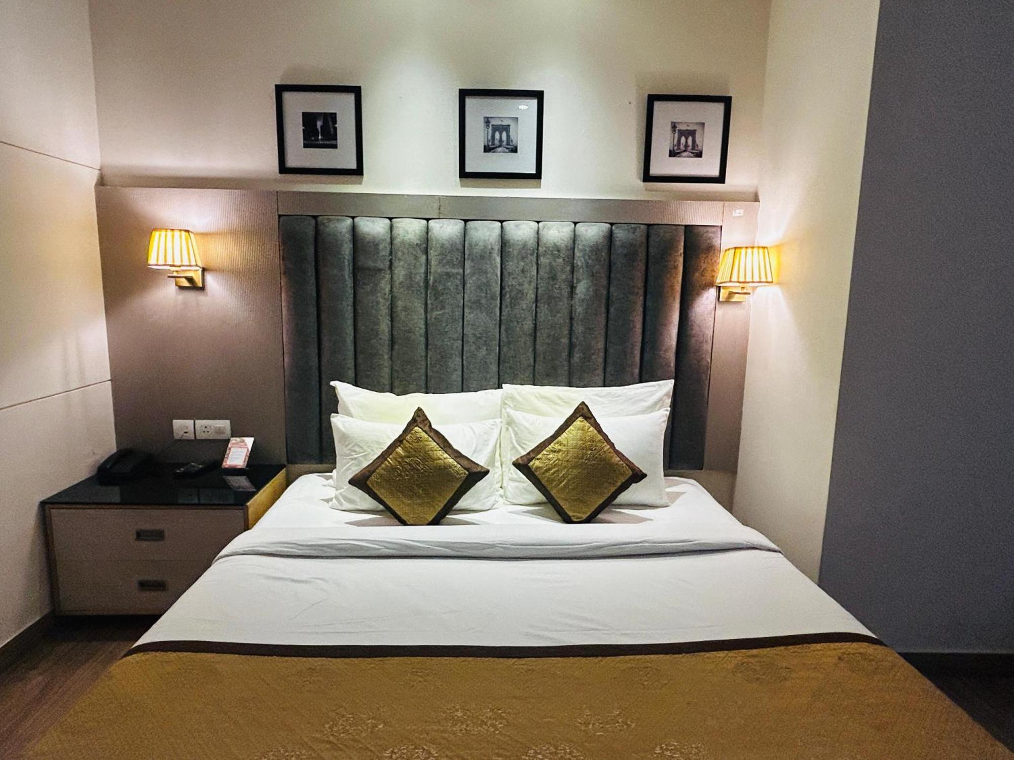 Hotel Sakura Gold Гургаон Экстерьер фото