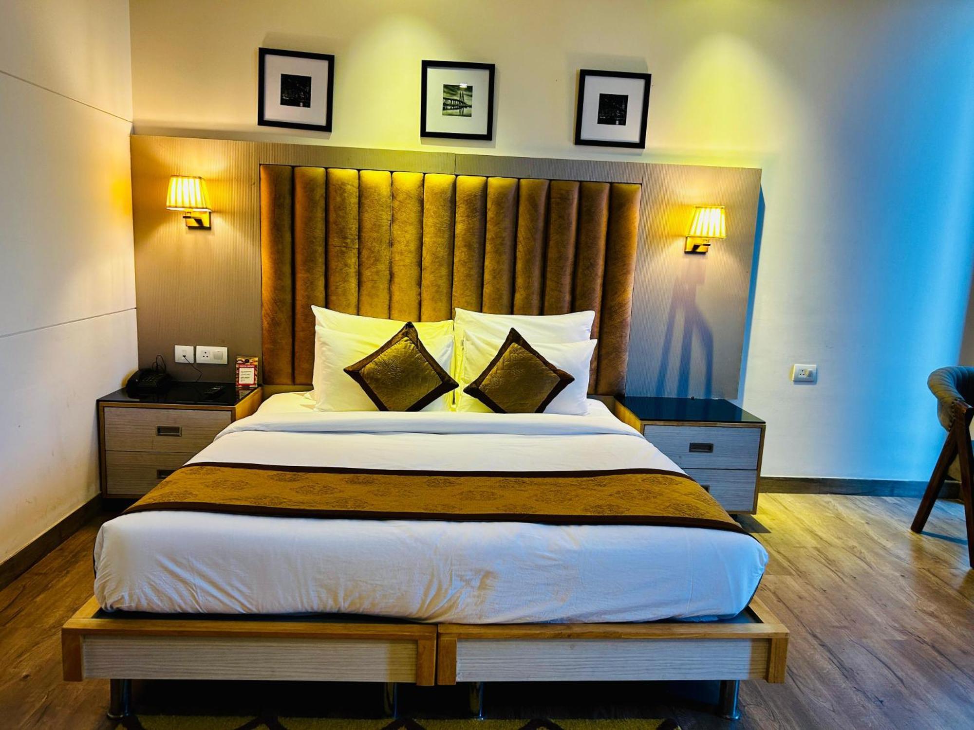 Hotel Sakura Gold Гургаон Экстерьер фото