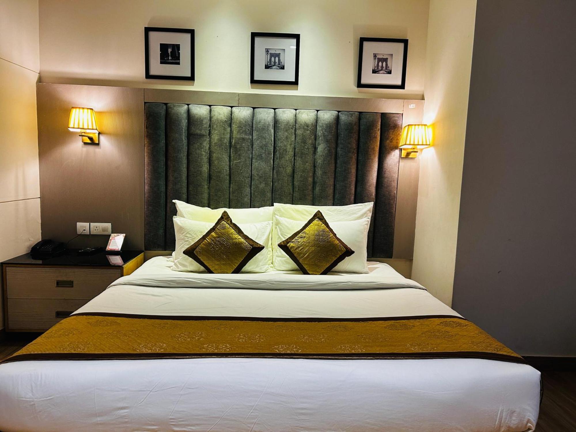 Hotel Sakura Gold Гургаон Экстерьер фото