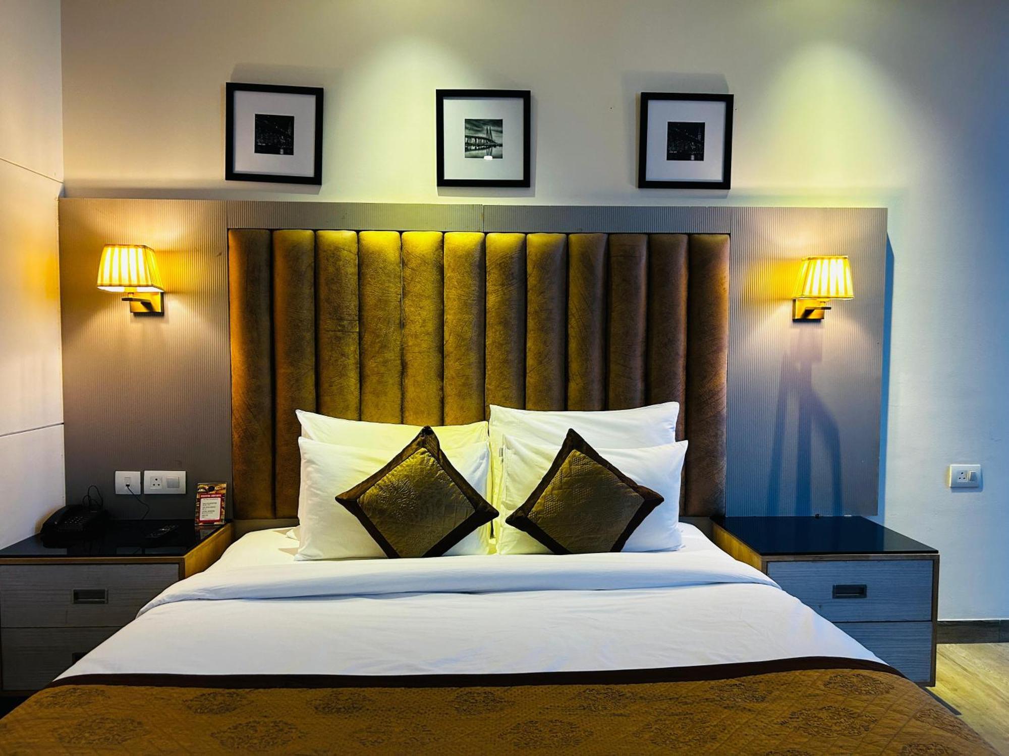 Hotel Sakura Gold Гургаон Экстерьер фото