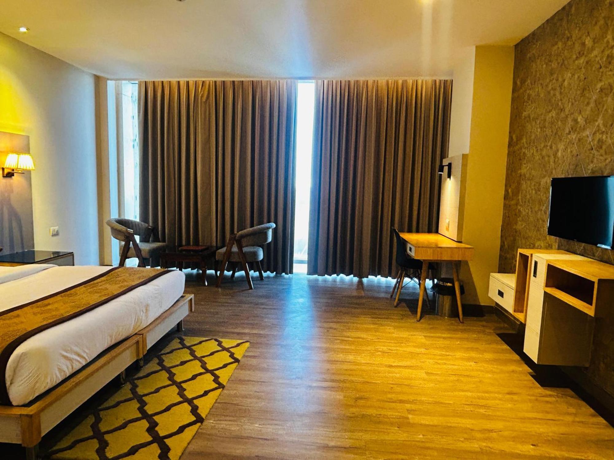Hotel Sakura Gold Гургаон Экстерьер фото