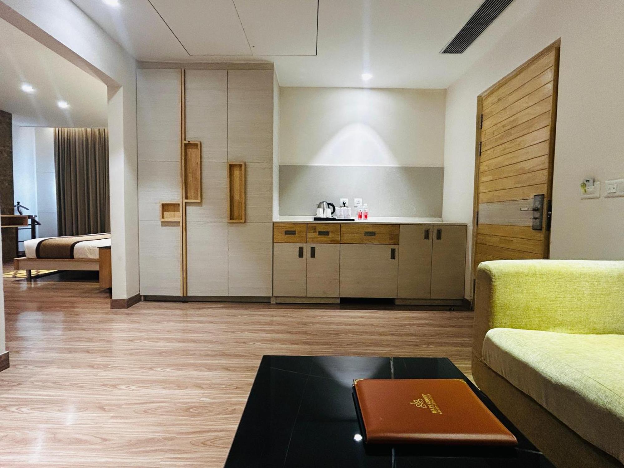Hotel Sakura Gold Гургаон Экстерьер фото