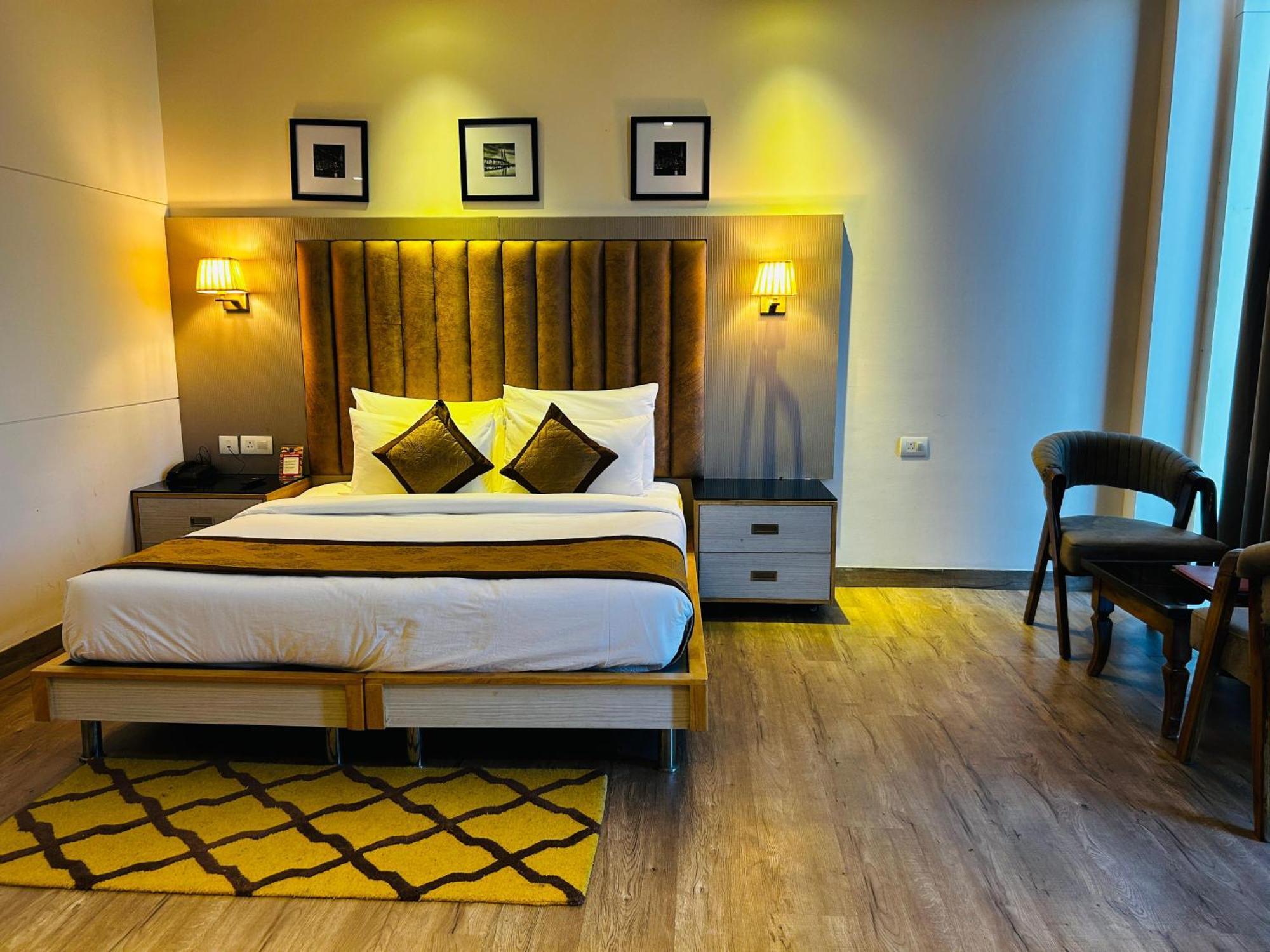 Hotel Sakura Gold Гургаон Экстерьер фото