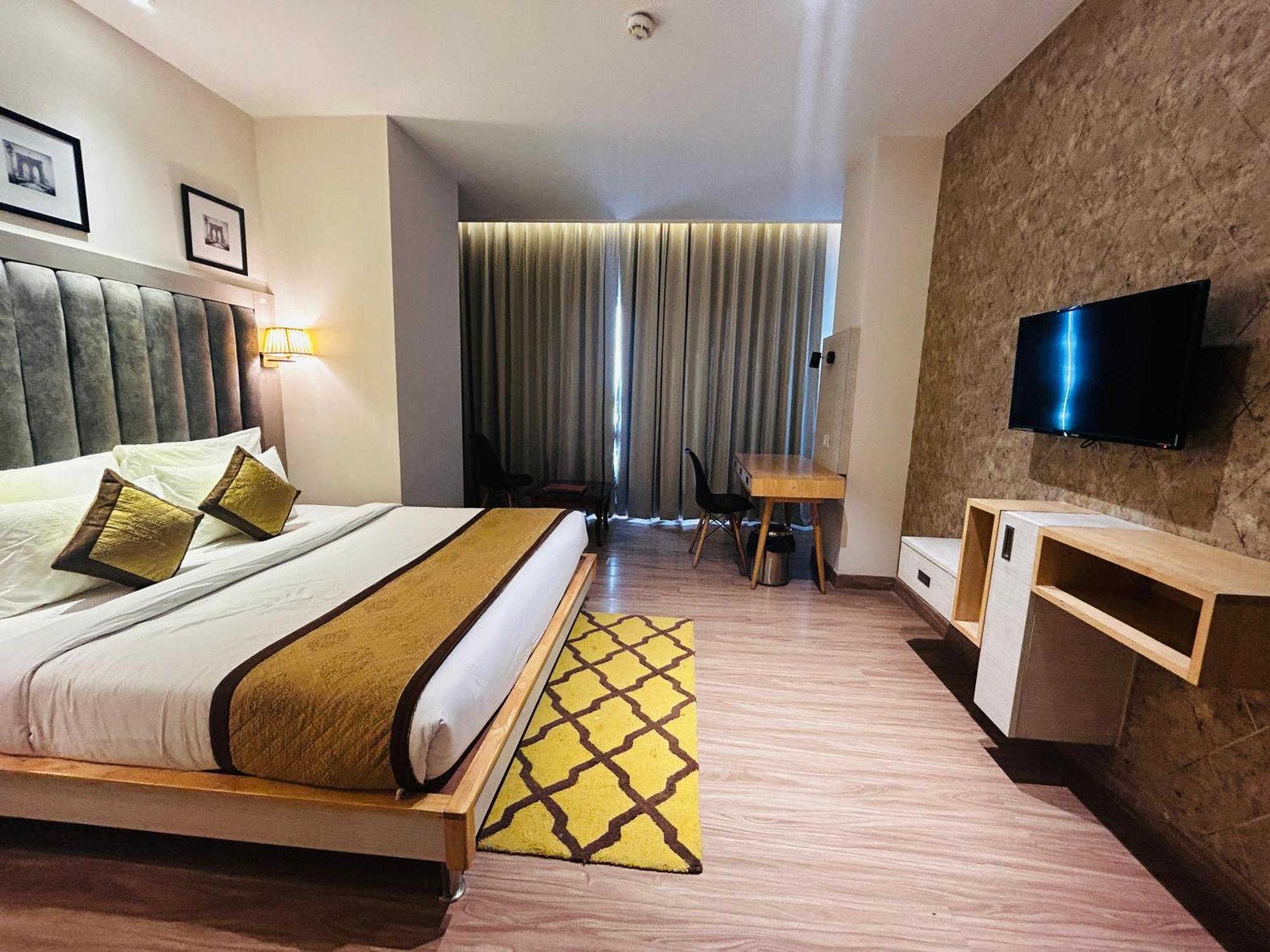 Hotel Sakura Gold Гургаон Экстерьер фото