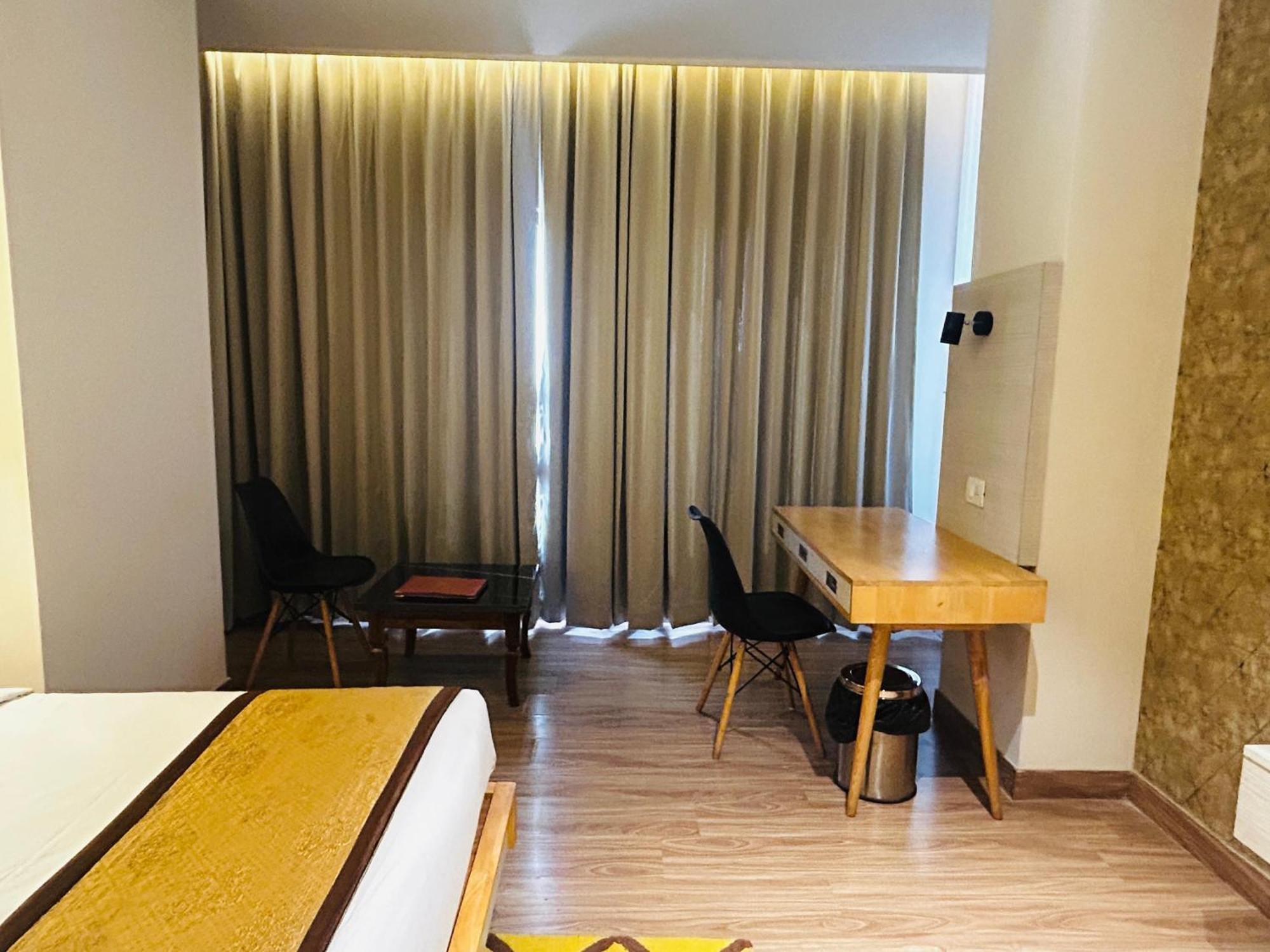 Hotel Sakura Gold Гургаон Экстерьер фото
