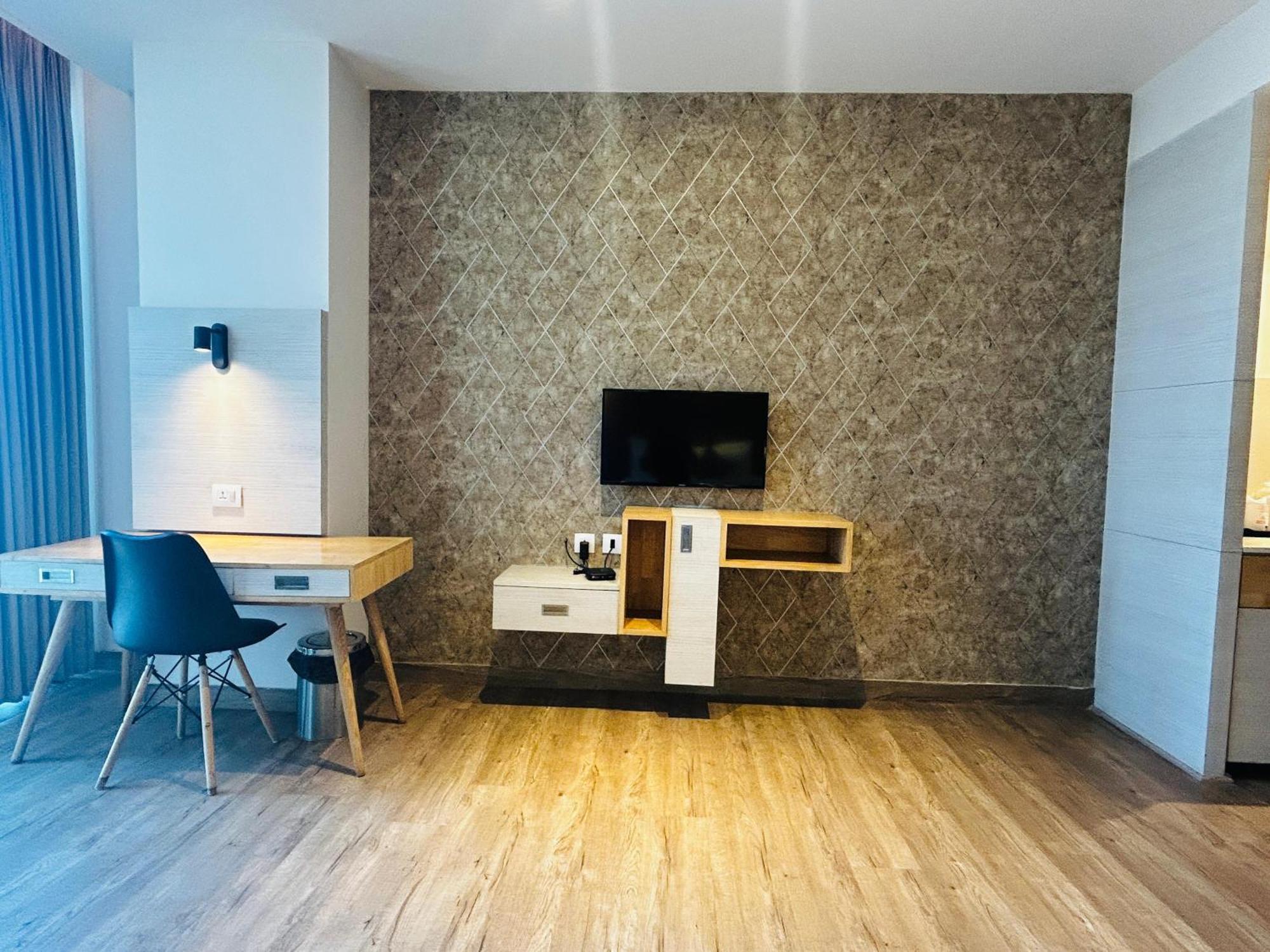 Hotel Sakura Gold Гургаон Экстерьер фото
