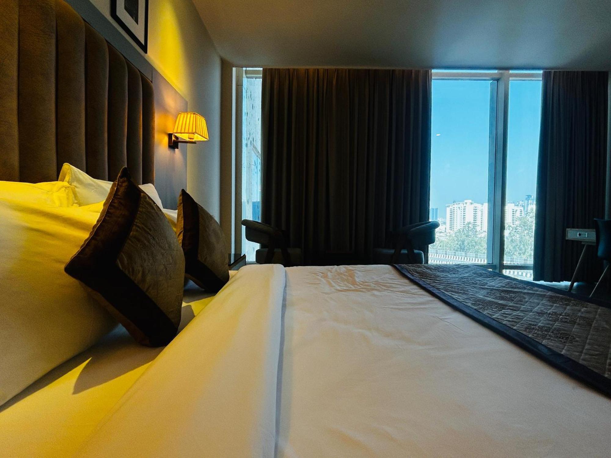 Hotel Sakura Gold Гургаон Экстерьер фото