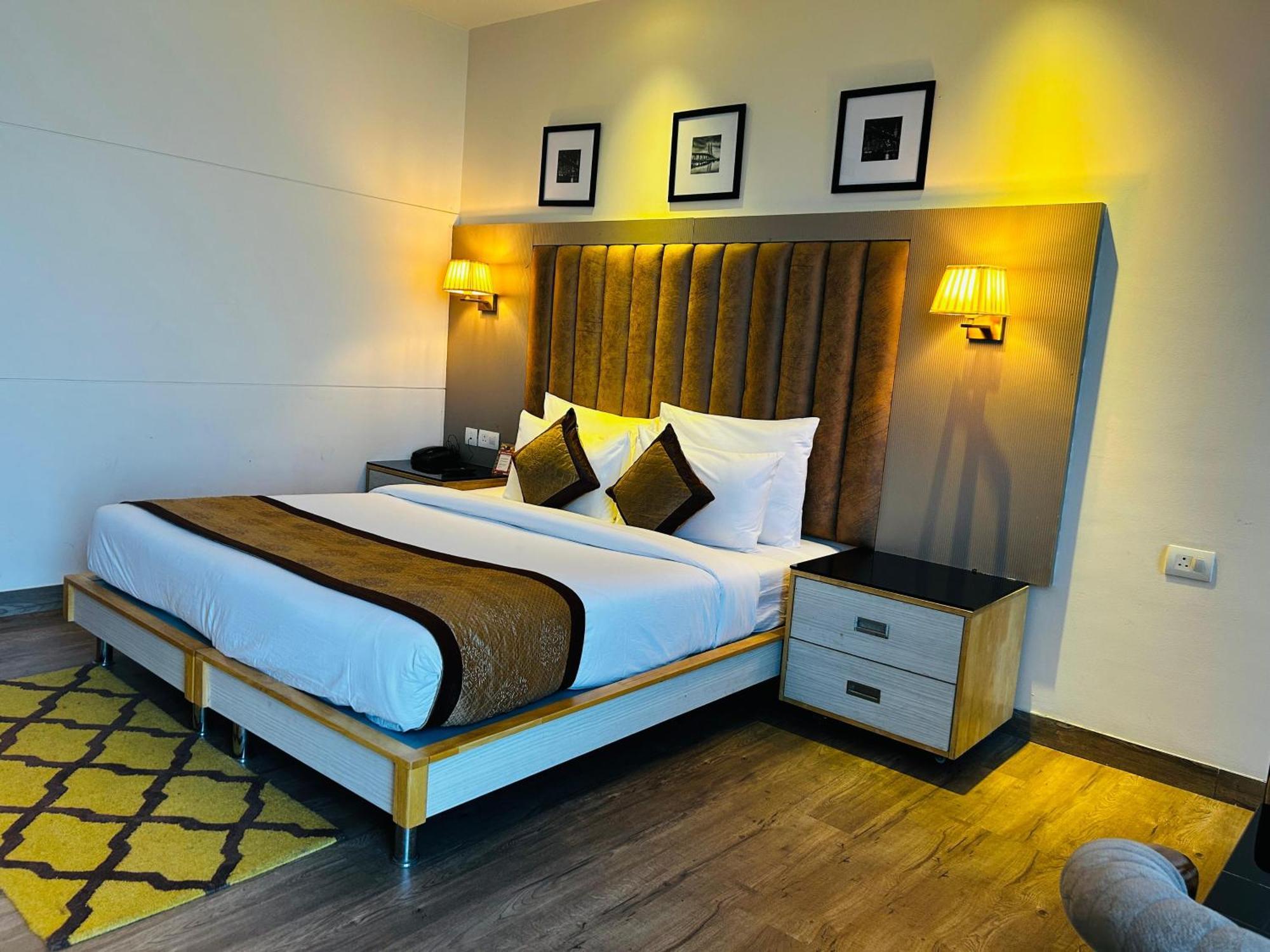 Hotel Sakura Gold Гургаон Экстерьер фото
