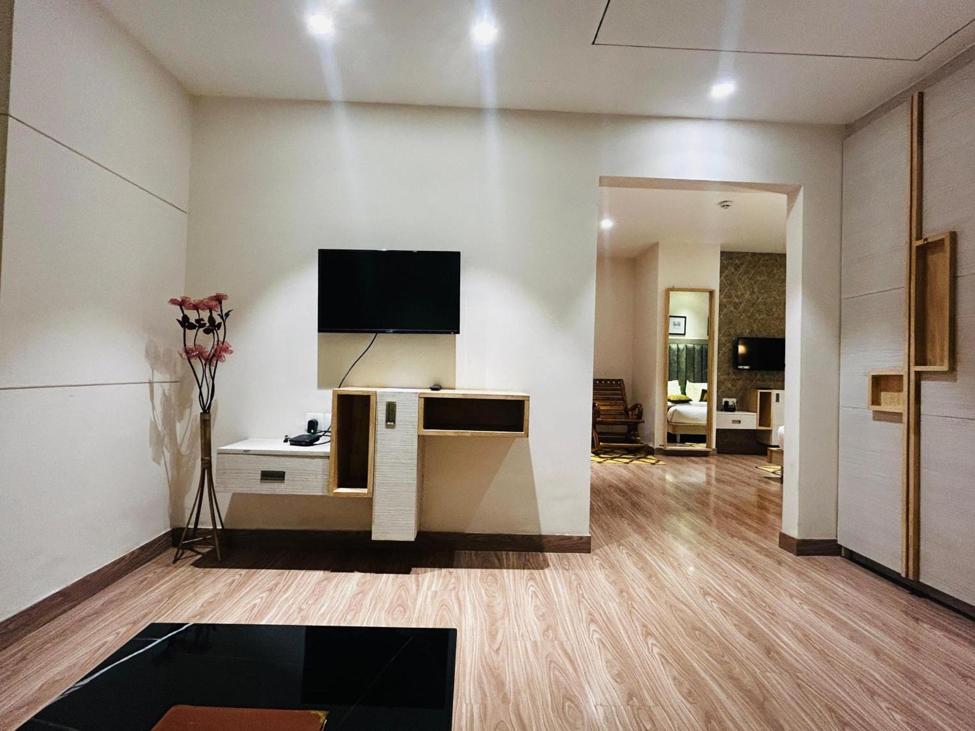 Hotel Sakura Gold Гургаон Экстерьер фото