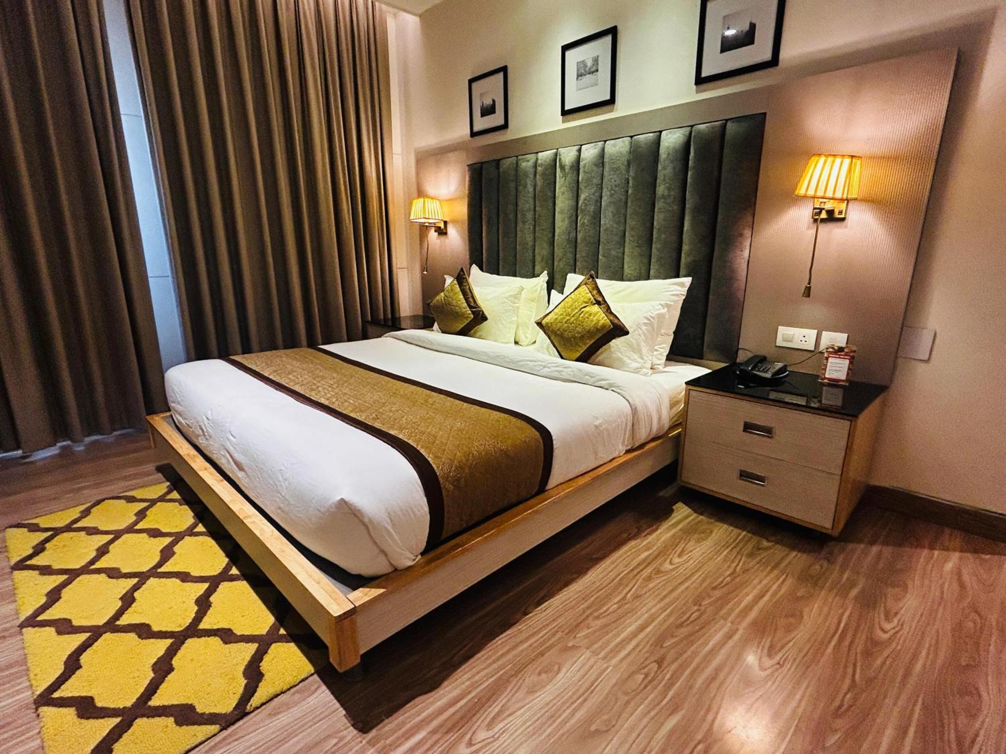 Hotel Sakura Gold Гургаон Экстерьер фото