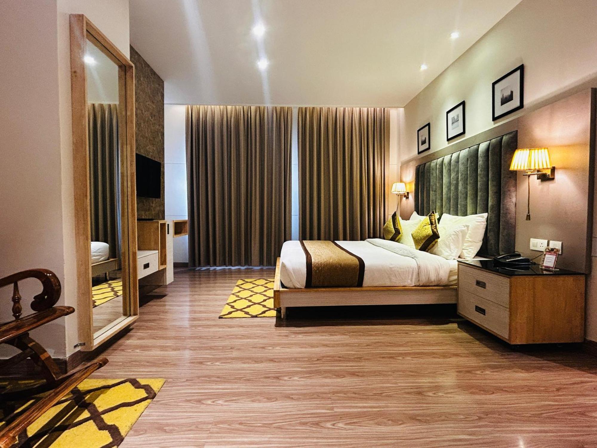 Hotel Sakura Gold Гургаон Экстерьер фото