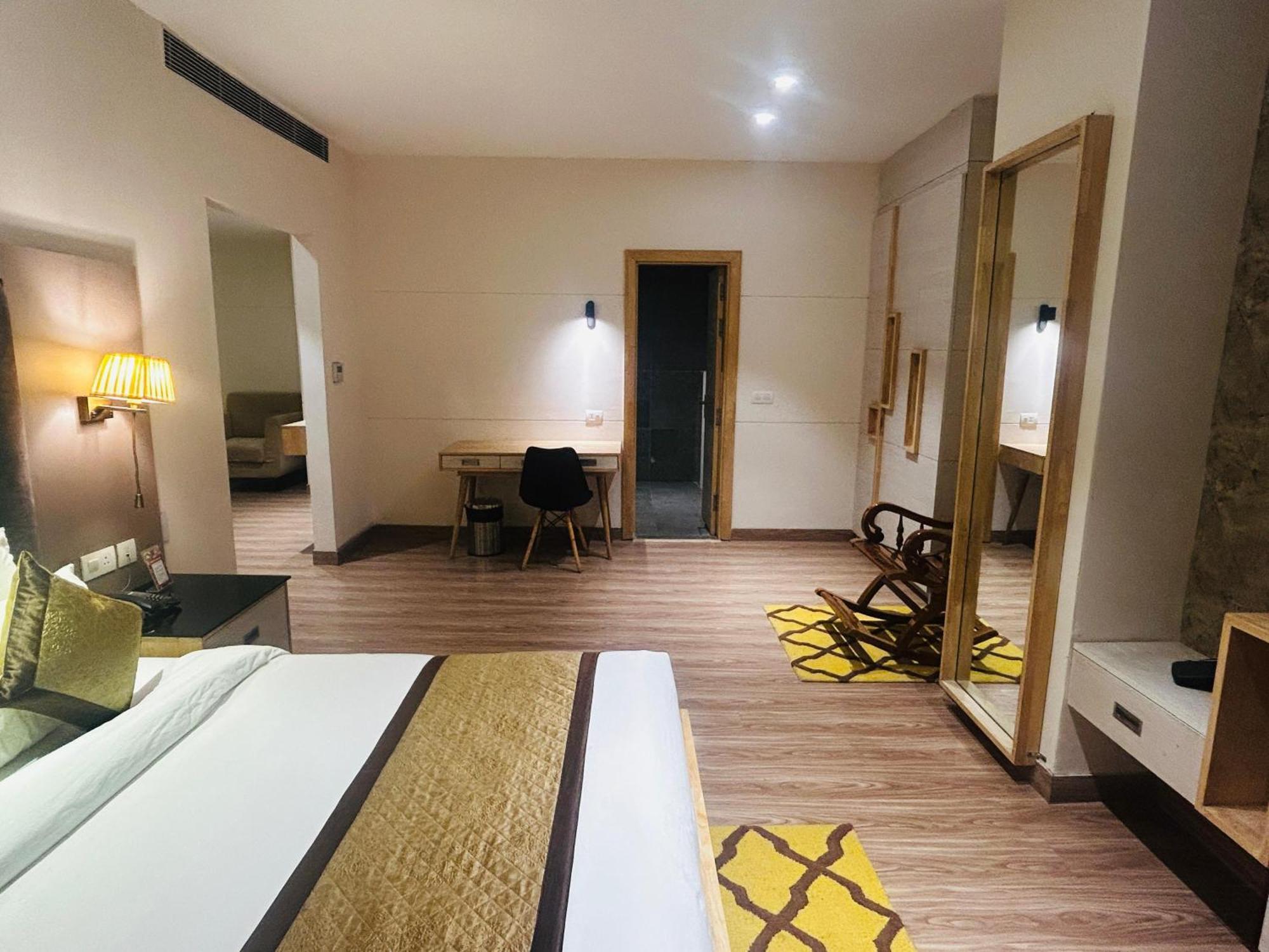 Hotel Sakura Gold Гургаон Экстерьер фото