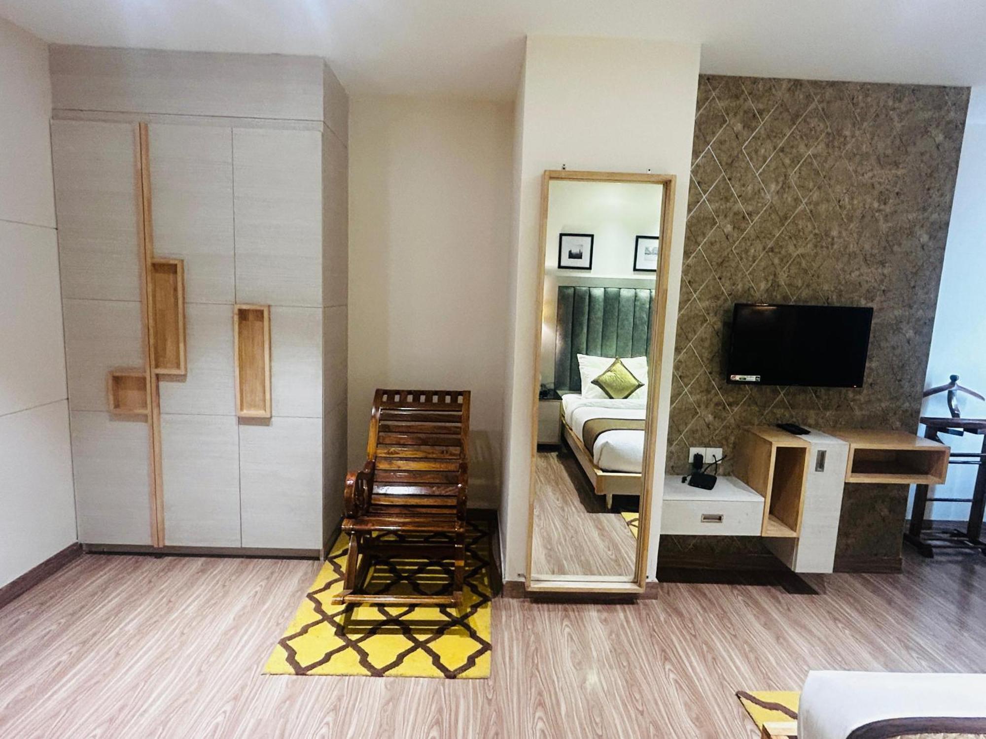 Hotel Sakura Gold Гургаон Экстерьер фото