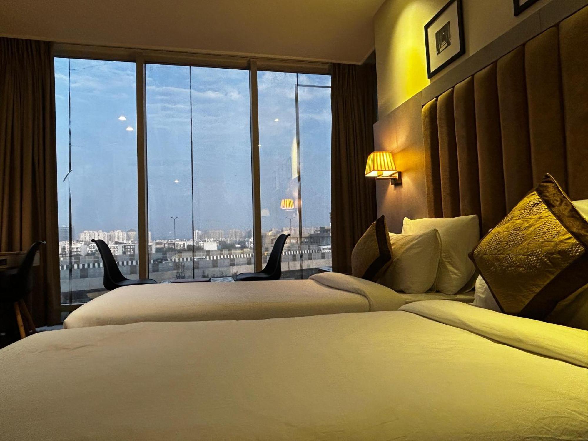 Hotel Sakura Gold Гургаон Экстерьер фото