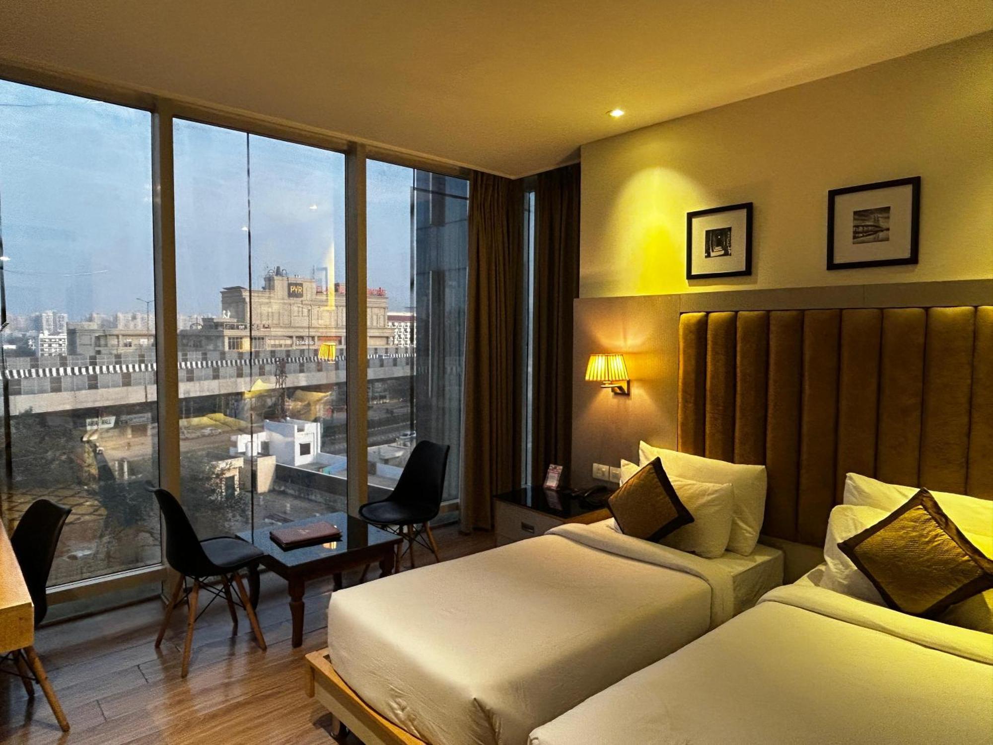 Hotel Sakura Gold Гургаон Экстерьер фото