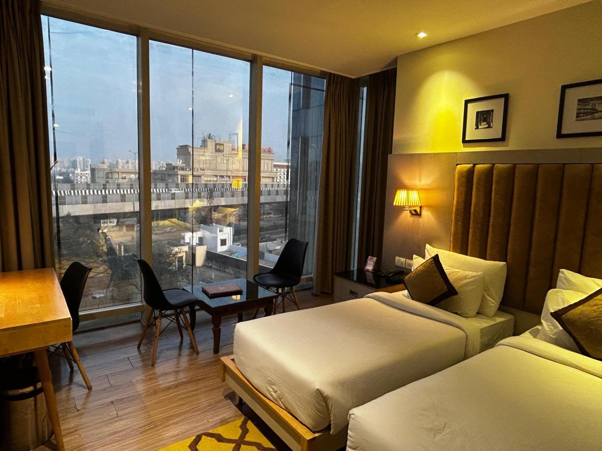 Hotel Sakura Gold Гургаон Экстерьер фото