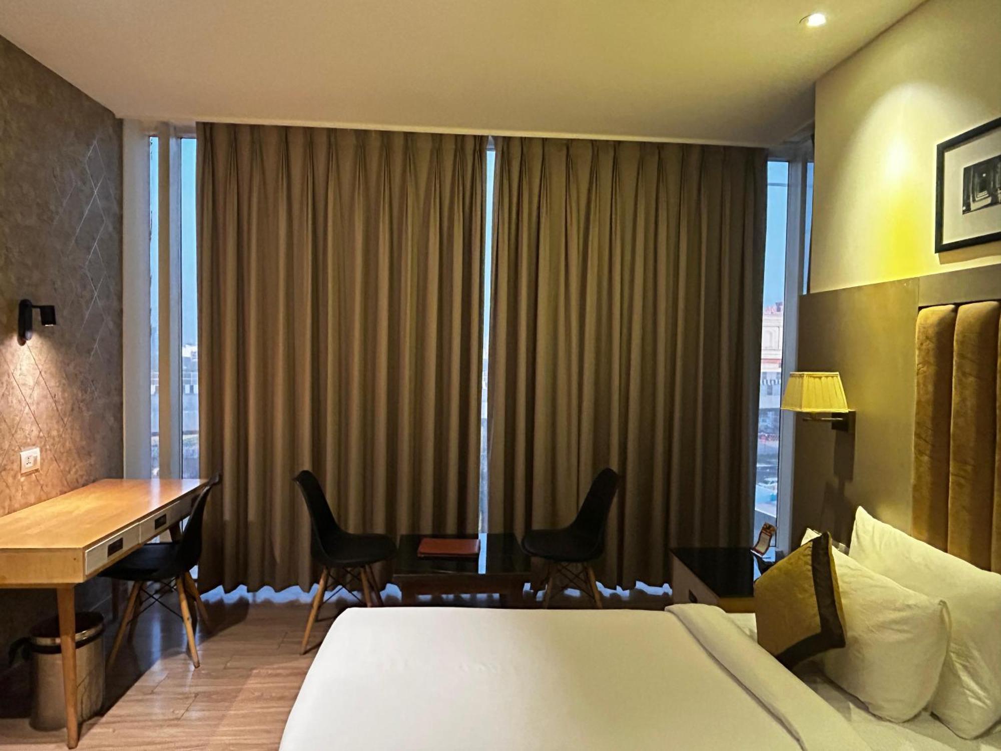 Hotel Sakura Gold Гургаон Экстерьер фото