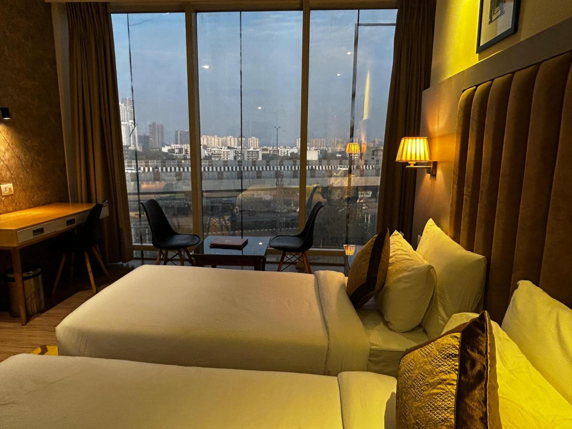 Hotel Sakura Gold Гургаон Экстерьер фото