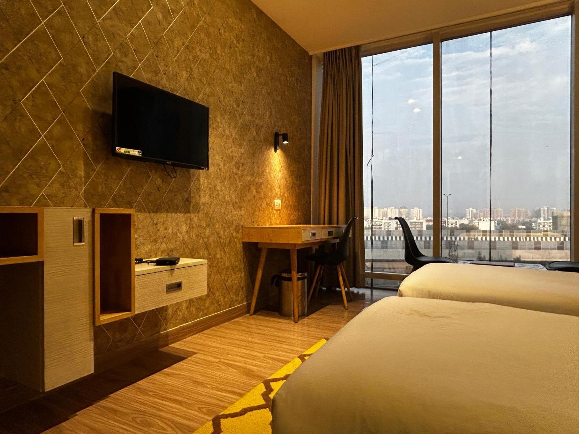 Hotel Sakura Gold Гургаон Экстерьер фото